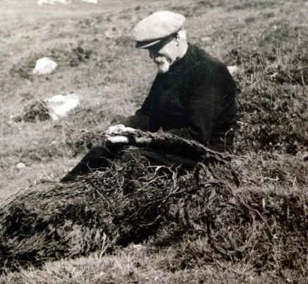 Making heather rope at Lochboisdale, South Uist, 1947 Image credit: Werner Kissling/School of Scottish Studies, in Milliken, W, Flora Celtica (2) 