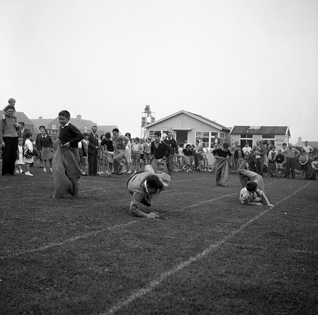 Viewfirth Green Sports Day, 1958, Sports for Children (Ref: 0138-00106_AA004842) - NDA COPYRIGHT