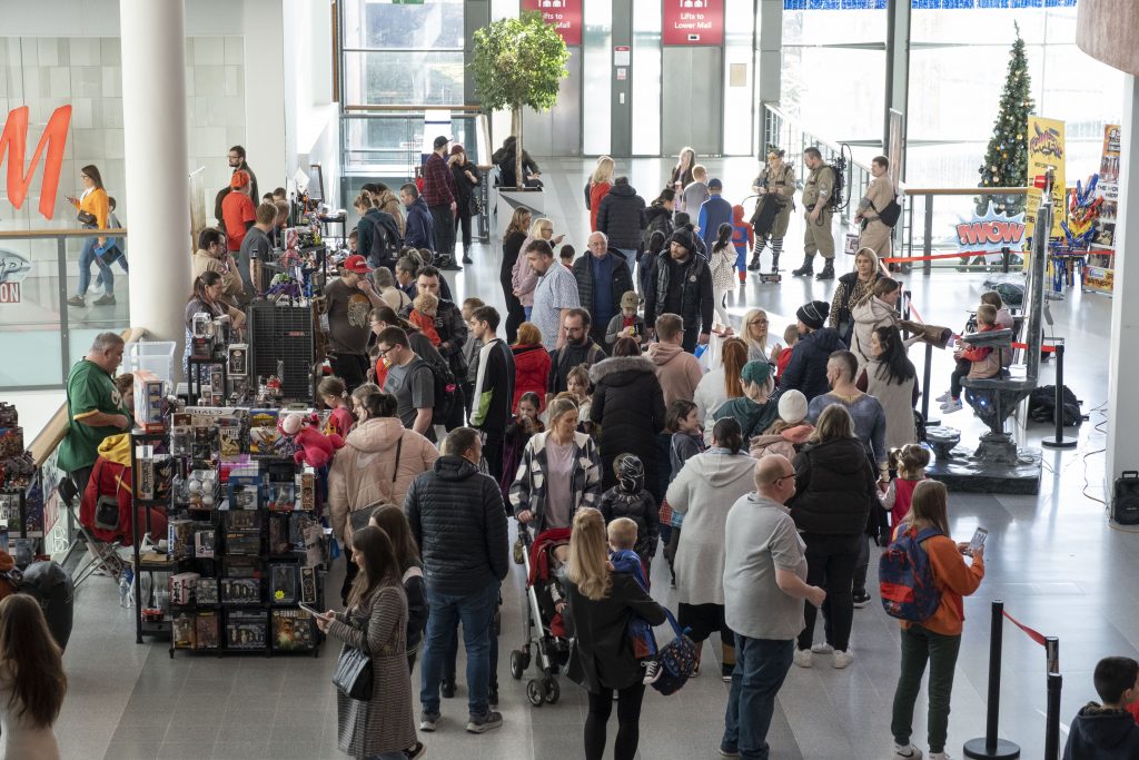 Crowds gather at ComiCon
